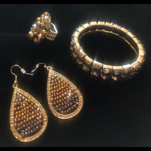 SALE Gorgeous Matching Earrings Ring & Bracelet - Picture 2 of 16